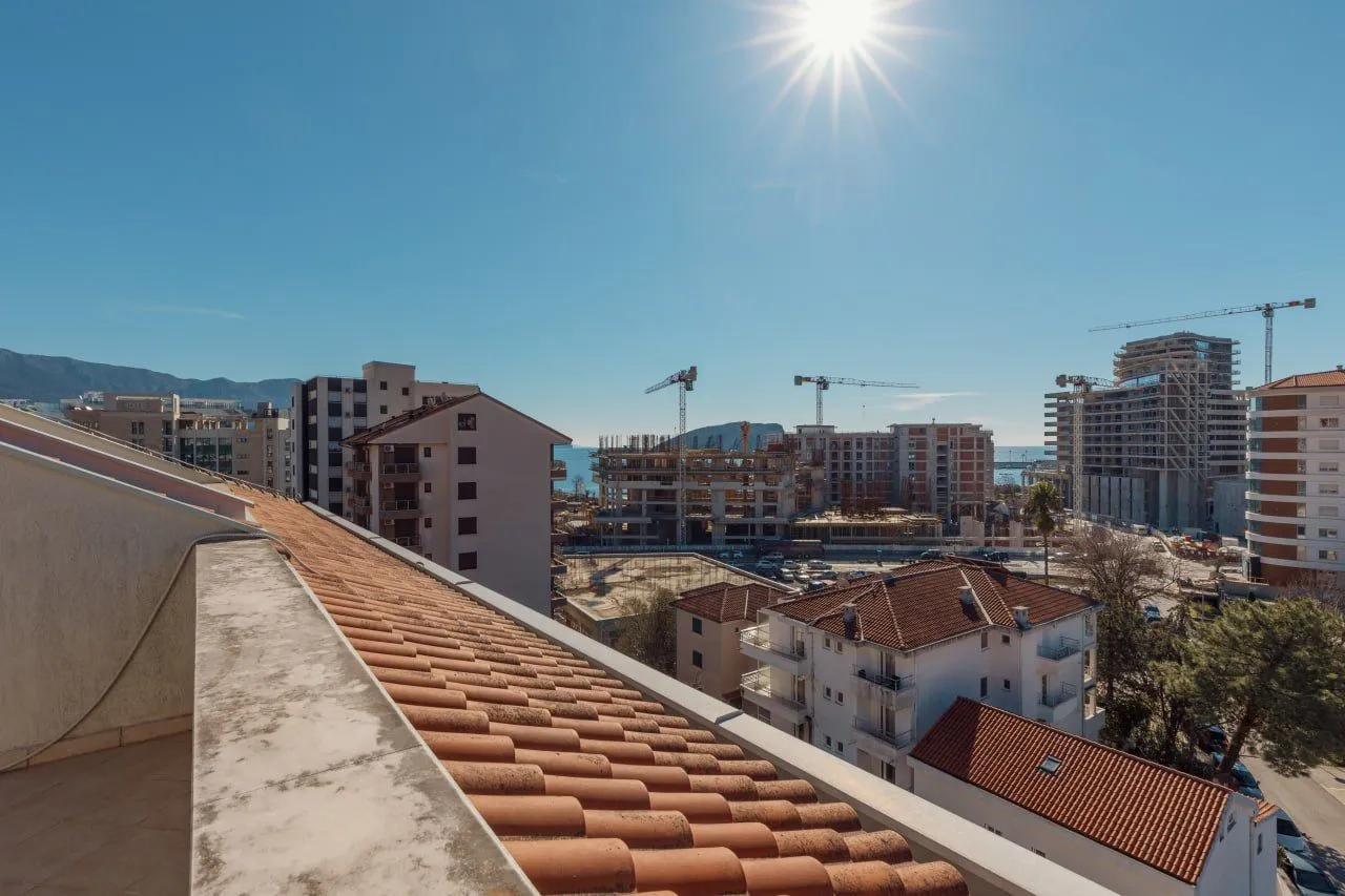 Pogled sa terase na grad i gradilište.