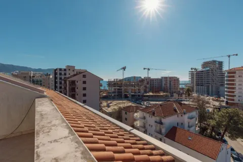 Pogled sa terase na grad i gradilište. - image 6