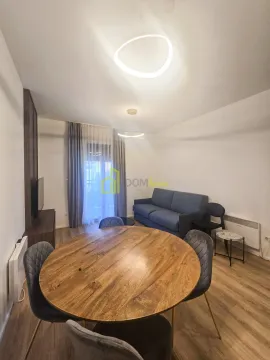 Dnevni boravak sa trpezarijskim stolom i garniturom za sedenje. - image 4