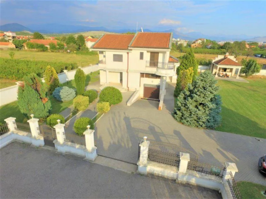 Prodaja, kuća, 320m², Tološi, Podgorica