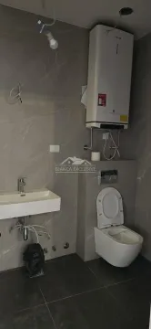 Novoopremljeno kupatilo sa umivaonikom, WC šoljom i bojlerom. - image 7