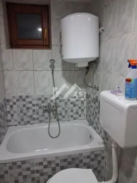 Manje kupatilo sa kadom, bojlerom i WC šoljom. - image 9