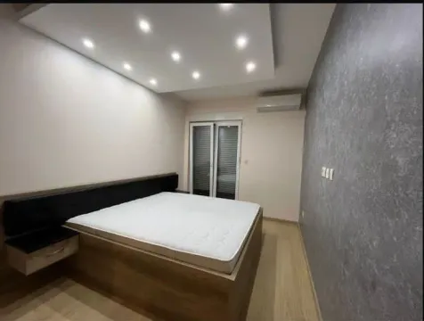 Svijetla spavaća soba sa modernim osvjetljenjem i dekorativnim zidom. - image 12