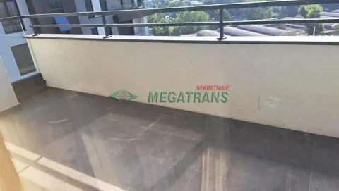 Prostrana terasa sa metalnom ogradom i pogledom na okolinu. - image 18