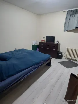Manja spavaća soba sa bračnim krevetom, komodom i televizorom. - image 6