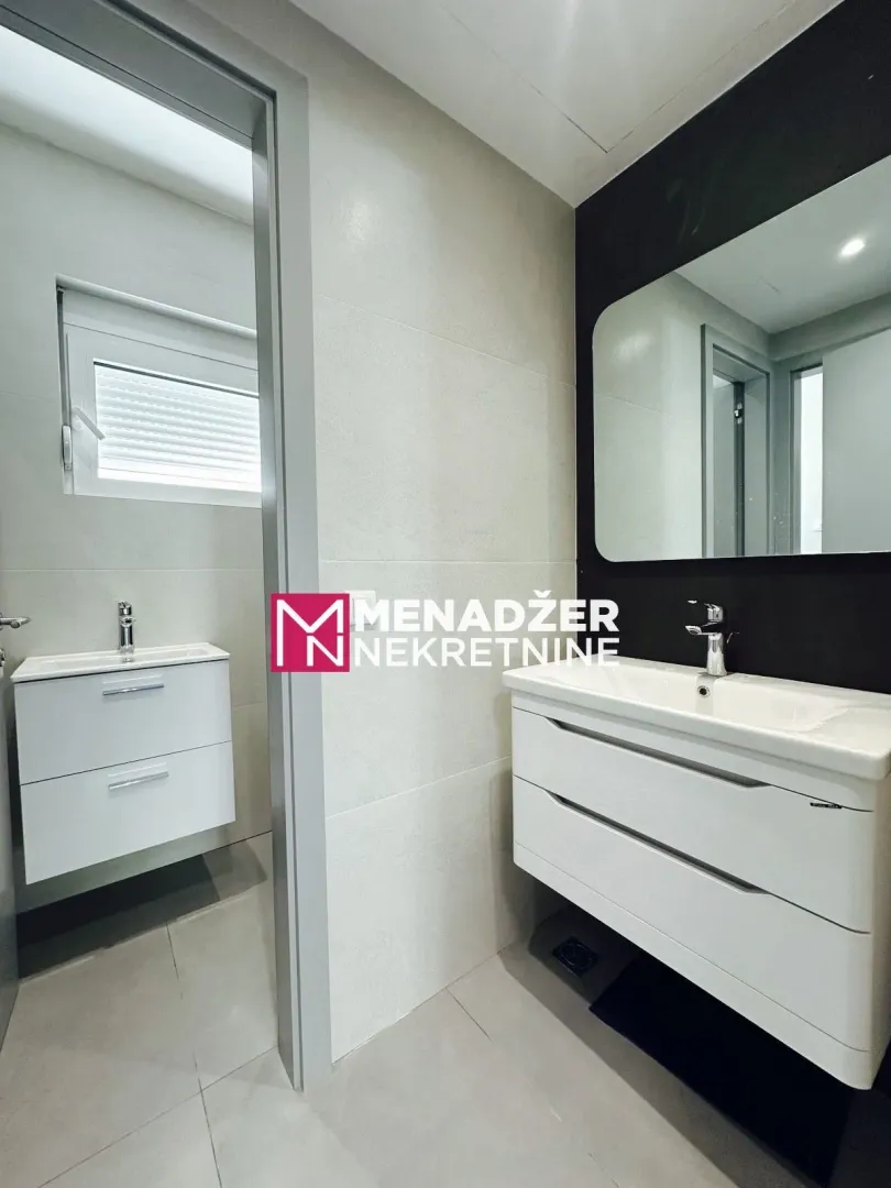 Modern bathroom with a washbasin and a mirror.