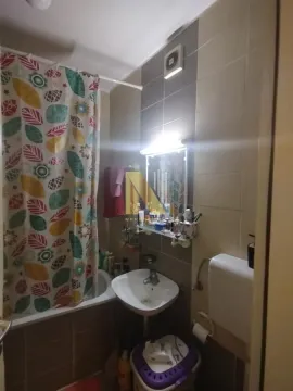 Manje kupatilo sa umivaonikom, kadom i wc šoljom. - image 21