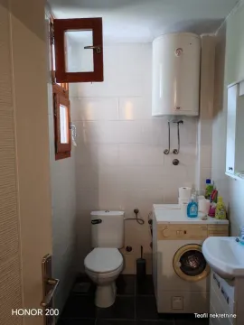 Manje kupatilo sa toaletom, umivaonikom, veš mašinom i bojlerom. - image 11
