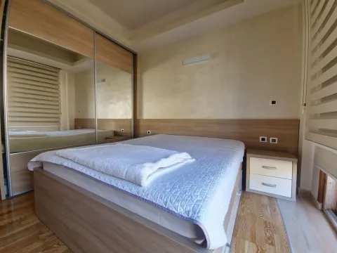 Namještena spavaća soba sa bračnim krevetom, plakarom sa ogledalom i noćnim stočićem. - image 17