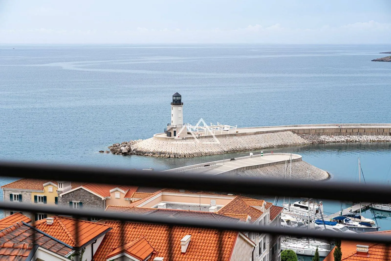 Pogled sa terase na more i svetionik.