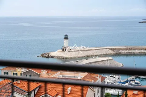 Pogled sa terase na more i svetionik. - image 24