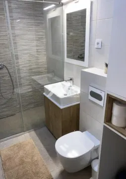 Moderno opremljeno kupatilo sa tuš kabinom, umivaonikom i toaletom. - image 9