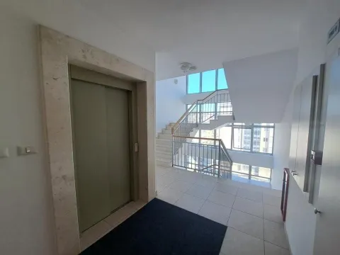 Izdavanje, dvosoban stan, 70m², City Kvart, Podgorica - image 12