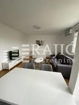 Dnevni boravak sa garniturom, televizorom i trpezarijskim stolom. - image 2