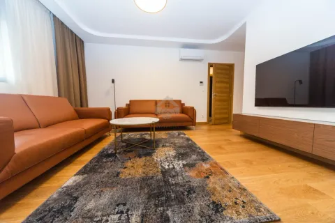 Dnevna soba sa garniturom, stočićem i velikim TV ekranom. - image 9