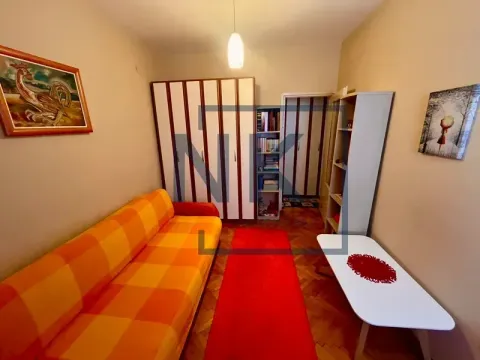 Manja dnevna soba sa garniturom u jarkim bojama, plakarima i radnim stolom. - image 4