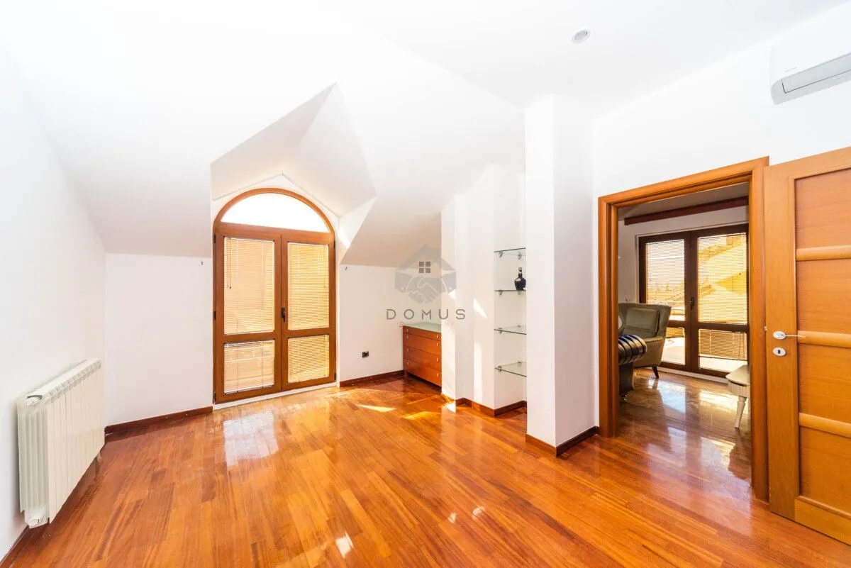 Rent, house, 270m², Gorica C, Podgorica