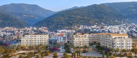 Pogled na novi stambeni kompleks sa uređenim okruženjem i planinama u pozadini. - image 8