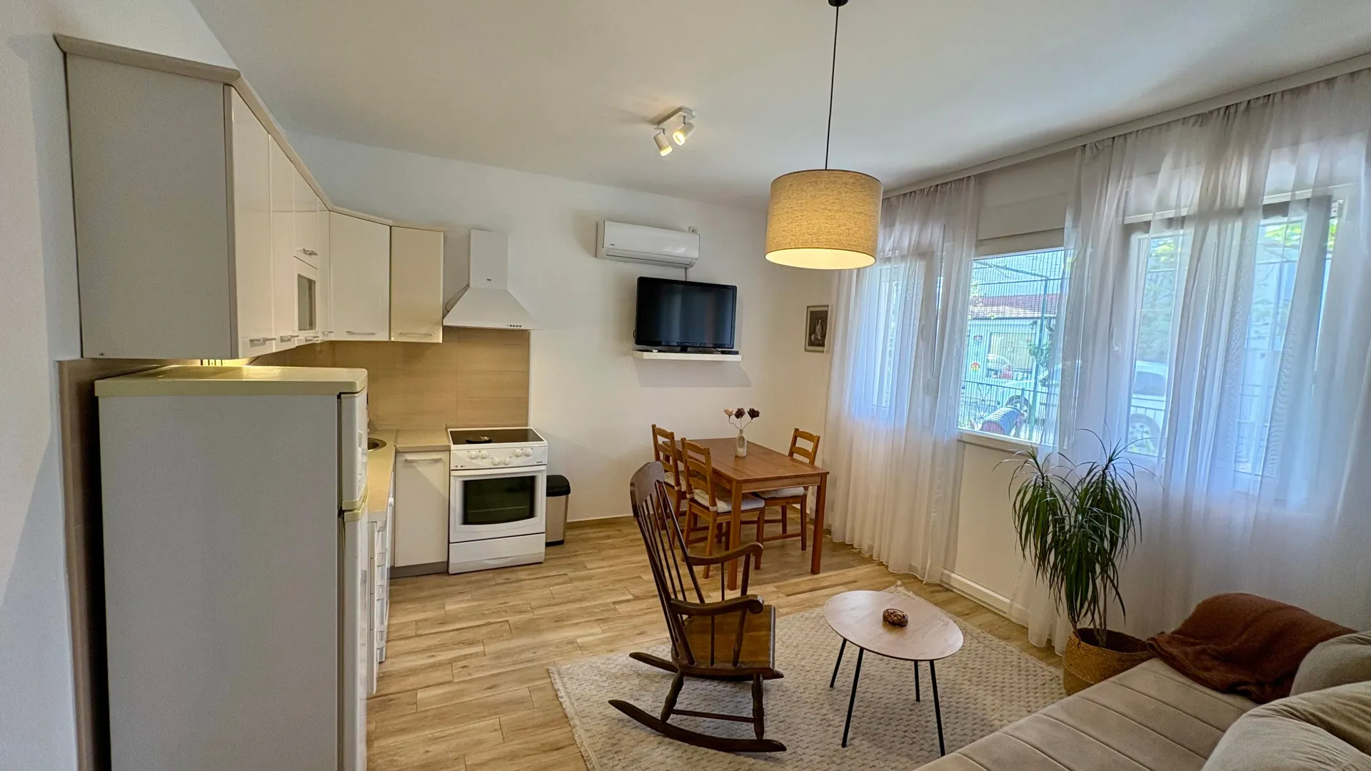 Izdavanje, jednosoban stan, 50m², Kalimanj, Tivat