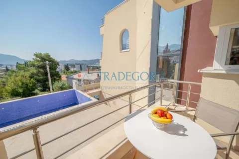 Balkon sa stolom, stolicama i pogledom na okolinu i bazen. - image 3