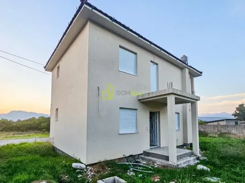 Spoljašnji izgled dvospratne kuće u izgradnji sa okućnicom. - image 2