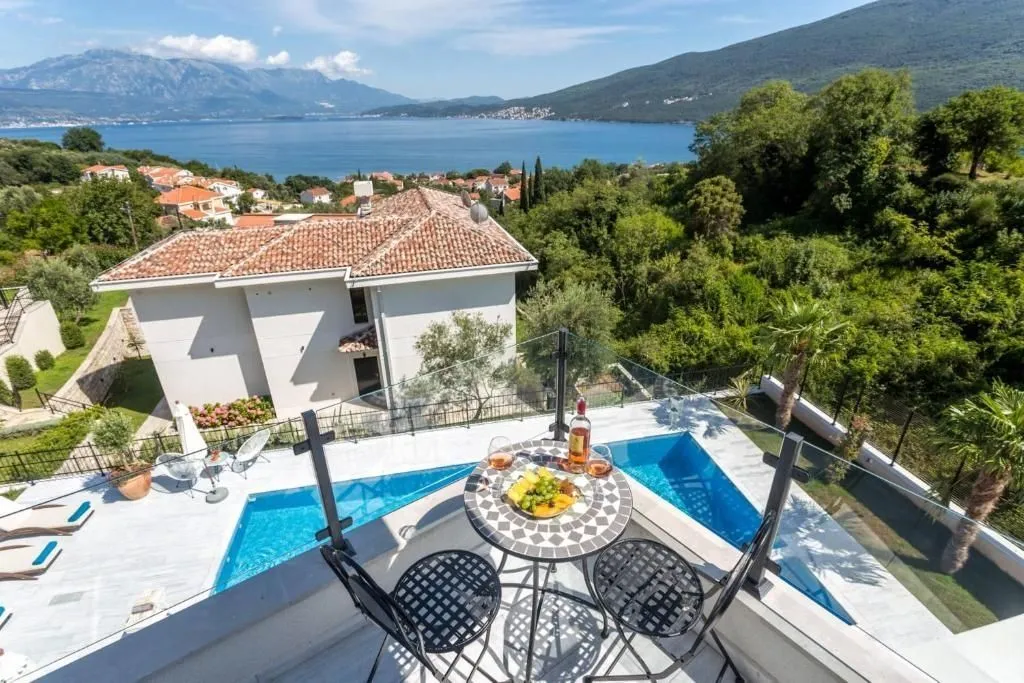 Prodaja, kuća, 490m², Đenovići, Herceg Novi