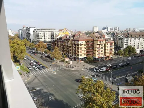 Pogled sa prozora na gradsku ulicu i okolne zgrade. - image 9