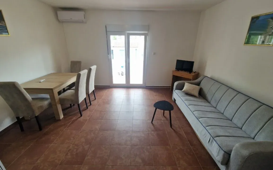 Izdavanje, dvosoban stan, 55m², Budva, Crna Gora