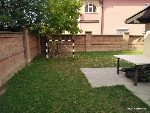 Dvorište kuće sa travnjakom, zidanim ogradnim zidom i malim golom za fudbal. - image 18