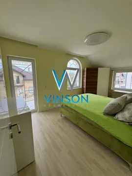 Nameštena spavaća soba sa bračnim krevetom, ormarom i izlazom na balkon. - image 9