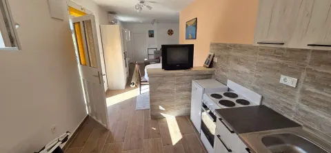 Pogled iz kuhinje prema dnevnom boravku. - image 3