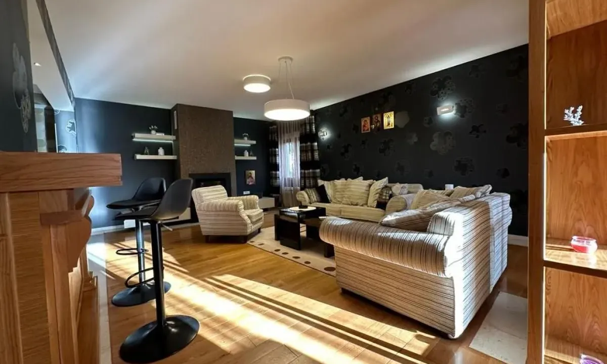 Izdavanje, četvorosoban stan, 250m², Tivat, Crna Gora