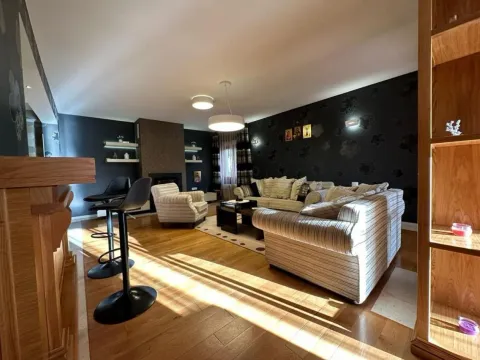 Izdavanje, četvorosoban stan, 250m², Tivat, Crna Gora