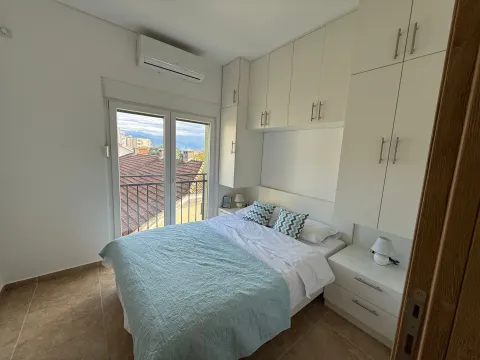 Svijetla spavaća soba sa bračnim krevetom, ugradnim plakarima i izlazom na terasu. - image 5