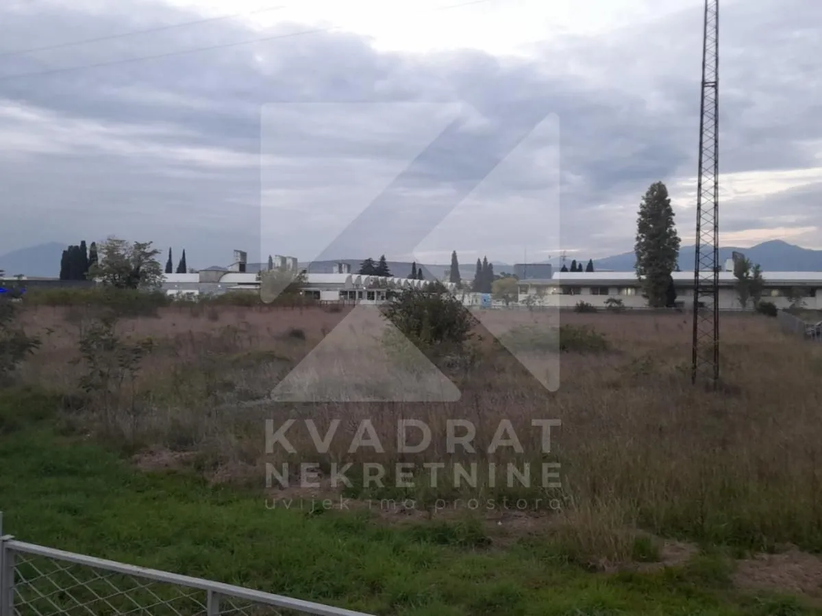 Pogled na zemljište i okolne objekte po oblačnom vremenu.
