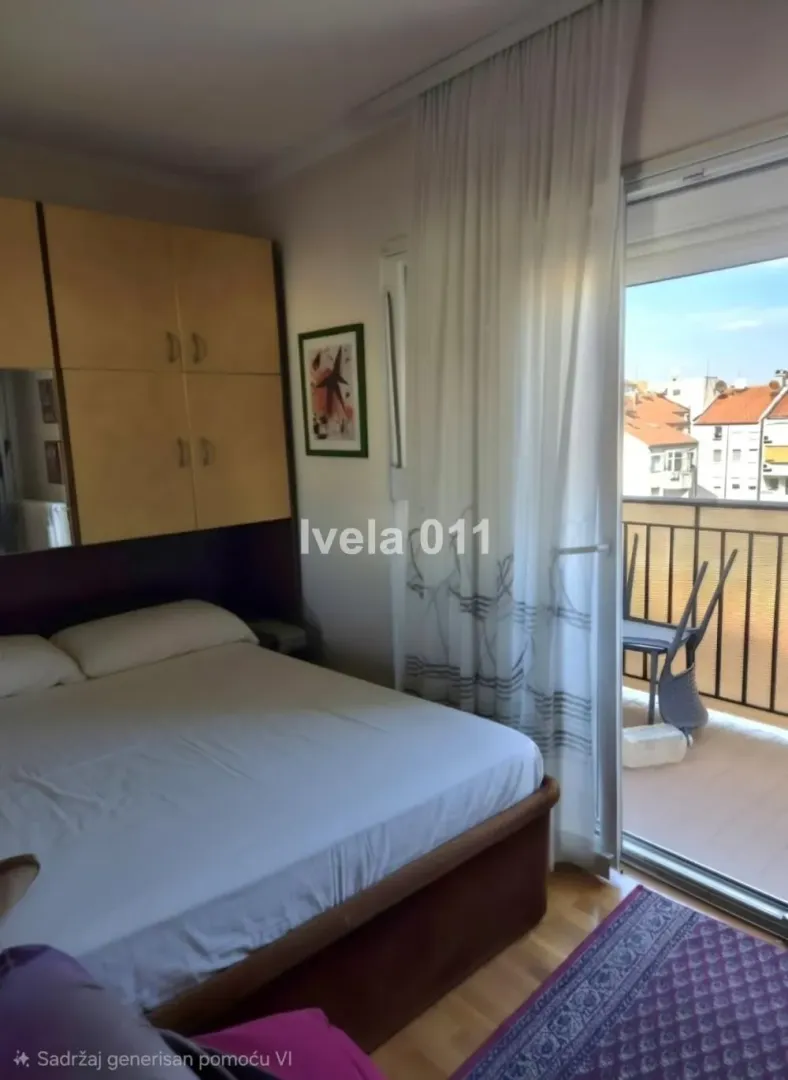 Furnished bedroom with a double bed and access to the terrace.