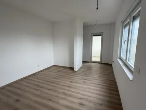 Sale, studio apartment, 33m², Ulcinj, Crna Gora - image 1