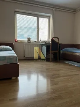 Spavaća soba sa dva kreveta i radnim stolom ispod prozora. - image 6