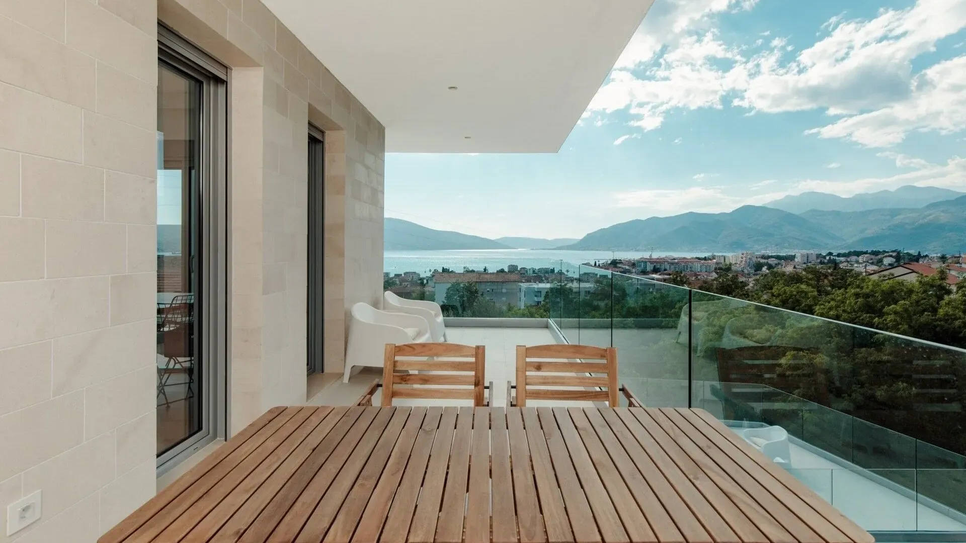 Izdavanje, četvorosoban stan, 273m², Marići, Tivat