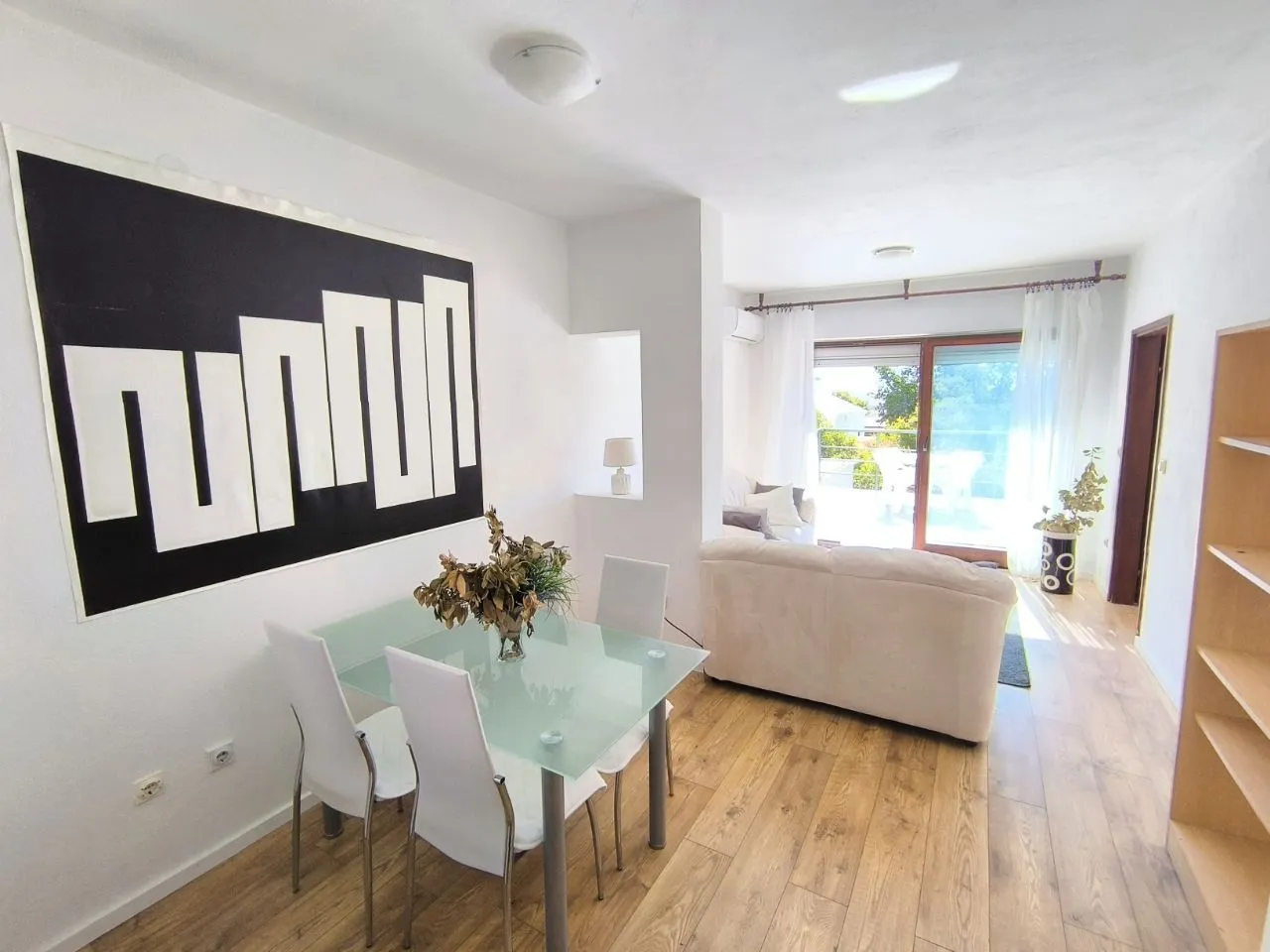 Izdavanje, dvosoban stan, 90m², Lazi, Budva