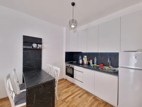Moderna kuhinja sa trpezarijskim stolom i bijelim elementima. - image 9