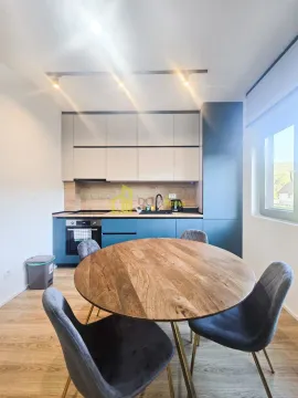 Modern equipped kitchen with a dining table and chairs. - image 6