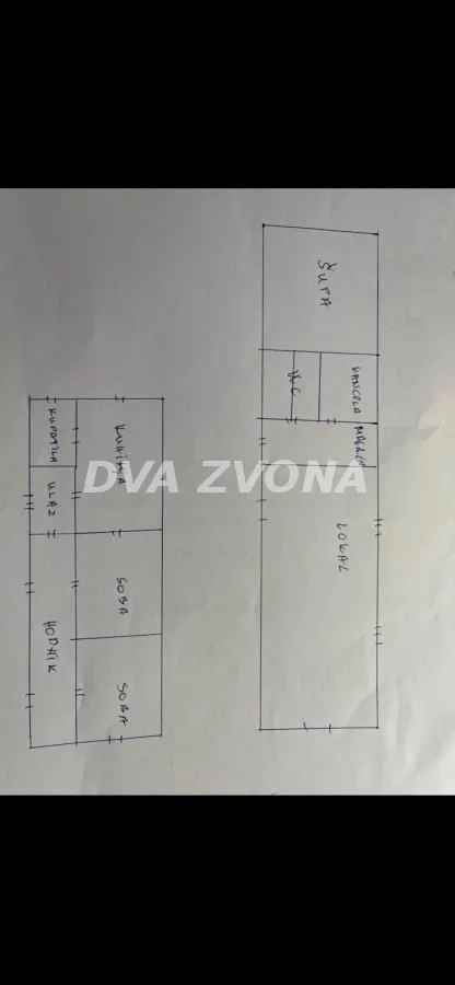 Ručno nacrtana skica osnove nekretnine sa rasporedom prostorija.