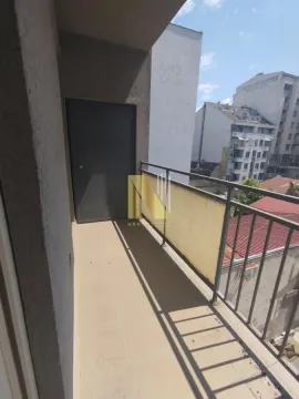 Pogled na natkriveni balkon sa metalnom ogradom i ulaznim vratima. - image 23