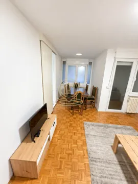 Dnevna soba sa trpezarijom, drvenim parketom i TV komodom. - image 4