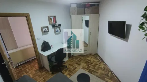 Manja spavaća soba sa krevetom, radnim stolom, garderoberom i televizorom na zidu. - image 12
