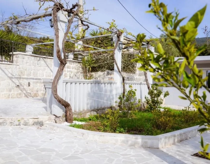 Izdavanje,  kuća, 80m2, Bigova, Kotor
