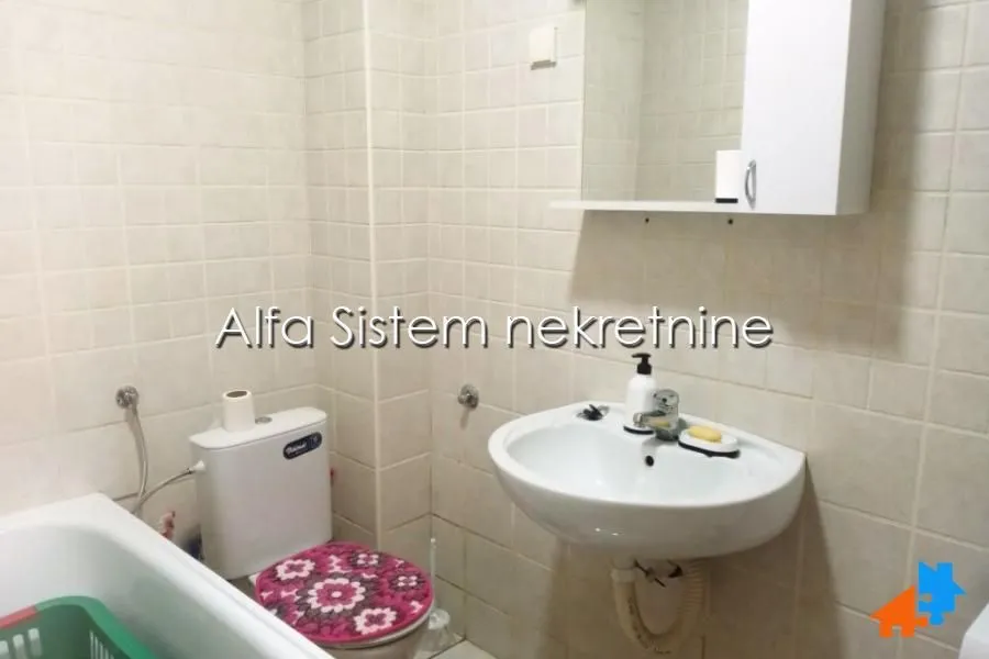 Bathroom equipped with sanitary fixtures, a washbasin, and a bathtub.