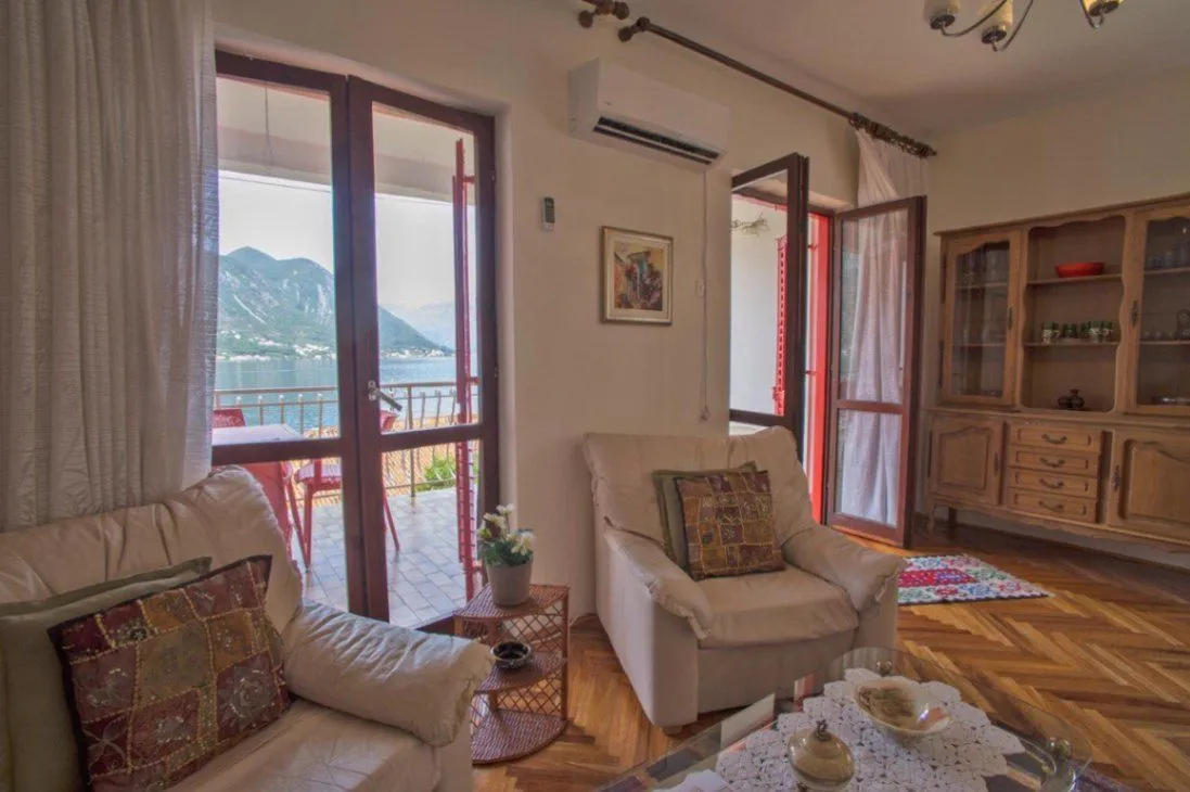 Prodaja, dvosoban stan, 110m², Dobrota, Kotor