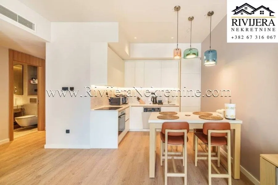 Prodaja, jednosoban stan, 55m², Centar, Tivat
